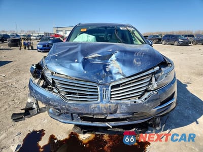 Piąte zdjęcie samochodu w środku: 2018 LINCOLN MKC PREMIERE VIN:5LMCJ1D90JUL23265 - miniatura