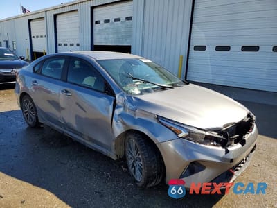 Czwarte zdjęcie samochodu z boku: 2023 KIA FORTE GT-LINE VIN:3KPF54AD3PE551349 - miniatura