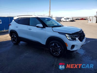 Czwarte zdjęcie samochodu z boku: 2025 KIA SELTOS S VIN:KNDEU2AA0S7725010 - miniatura