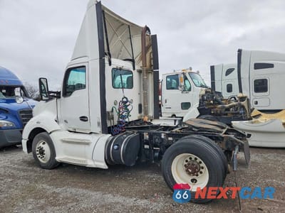 Trzecie zdjęcie samochodu z tyłu: 2014 KENWORTH T680 SEMI TRUCK VIN:1XKYA48X9EJ403201 - miniatura