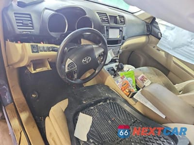 Zdjęcie 8 z 12 samochodu: 2013 TOYOTA HIGHLANDER PLUS VIN:5TDBK3EH2DS270577 - miniatura