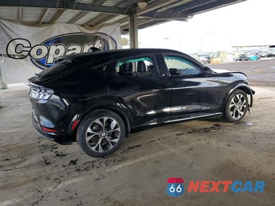 Trzecie zdjęcie samochodu z tyłu: 2023 FORD MUSTANG MACH-E PREMIUM VIN:3FMTK3SU9PMA97596 - miniatura