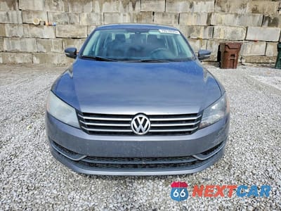 Piąte zdjęcie samochodu w środku: 2013 VOLKSWAGEN PASSAT S VIN:1VWAH7A32DC015986 - miniatura