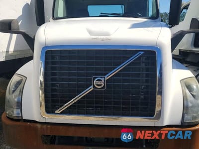 Zdjęcie 7 z 10 samochodu: 2015 VOLVO VNL SEMI TRUCK VIN:4V4N19TG6FN922790 - miniatura