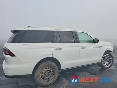 Trzecie zdjęcie samochodu z tyłu: 2025 LINCOLN NAVIGATOR RESERVE VIN:5LMJJ2LG0SEL03459 - miniatura