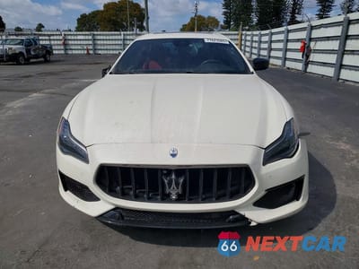 Piąte zdjęcie samochodu w środku: 2022 MASERATI QUATTROPORTE MODENA VIN:ZAM56YPM2NX393148 - miniatura