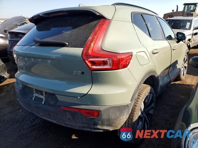 Trzecie zdjęcie samochodu z tyłu: 2025 VOLVO XC40 PLUS VIN:YV4L12UC9S2455735 - miniatura