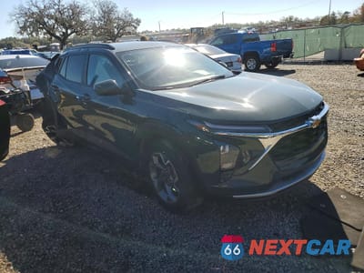 Czwarte zdjęcie samochodu z boku: 2025 CHEVROLET TRAX 1LT VIN:KL77LHEP2SC147042 - miniatura