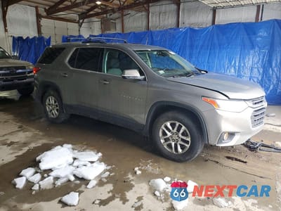 Czwarte zdjęcie samochodu z boku: 2018 CHEVROLET TRAVERSE LT VIN:1GNEVGKW6JJ212969 - miniatura