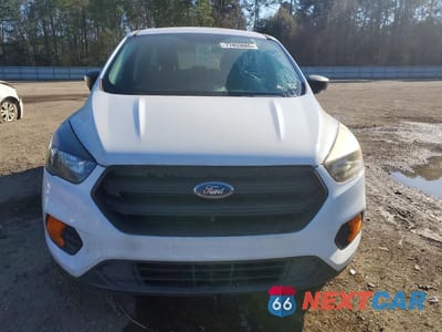 Piąte zdjęcie samochodu w środku: 2019 FORD ESCAPE S VIN:1FMCU0F78KUB33196 - miniatura