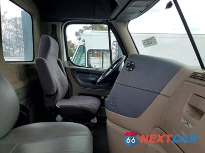 Piąte zdjęcie samochodu w środku: 2016 FREIGHTLINER CASCADIA 125 SEMI TRUCK VIN:1FUBGEDV9GLHC5622 - miniatura