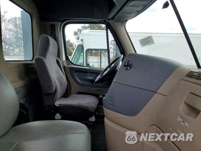 Piąte zdjęcie samochodu w środku: 2016 FREIGHTLINER CASCADIA 125 SEMI TRUCK VIN:1FUBGEDV9GLHC5622 - miniatura