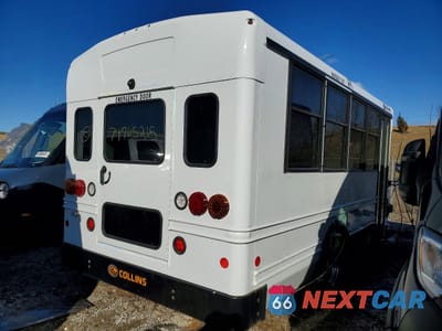 Trzecie zdjęcie samochodu z tyłu: 2025 FORD ECONOLINE E350 SUPER DUTY CUTAWAY VAN VIN:1FDEE3FN8SDD15115 - miniatura