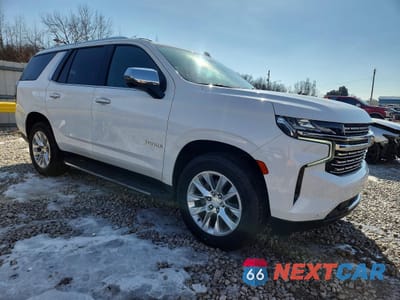 Czwarte zdjęcie samochodu z boku: 2021 CHEVROLET TAHOE C1500 PREMIER VIN:1GNSCSKD6MR246667 - miniatura