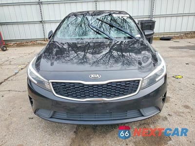 Piąte zdjęcie samochodu w środku: 2017 KIA FORTE LX VIN:3KPFK4A78HE111745 - miniatura