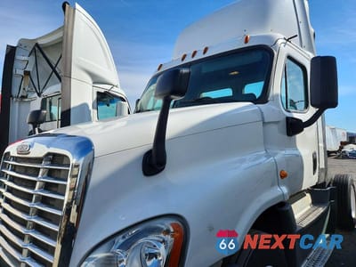 Zdjęcie 9 z 10 samochodu: 2016 FREIGHTLINER CASCADIA 125 SEMI TRUCK VIN:1FUBGEDV4GLHC5673 - miniatura