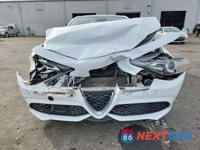 Piąte zdjęcie samochodu w środku: 2018 ALFA ROMEO GIULIA Q4 VIN:ZARFAEDN7J7573518 - miniatura