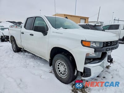 Czwarte zdjęcie samochodu z boku: 2021 CHEVROLET SILVERADO C1500 VIN:1GCRWAEK7MZ371776 - miniatura