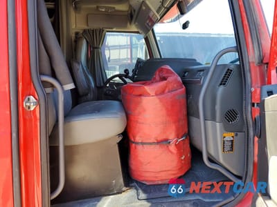 Piąte zdjęcie samochodu w środku: 2021 VOLVO VNL SEMI TRUCK VIN:4V4NC9EH5MN248483 - miniatura