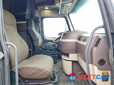 Piąte zdjęcie samochodu w środku: 2017 VOLVO VNL SEMI TRUCK VIN:4V4NC9EJXHN967883 - miniatura