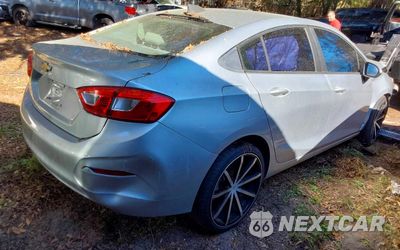 Czwarte zdjęcie samochodu z boku: 2018 CHEVROLET CRUZE LS VIN:1G1BC5SM9J7176866 - miniatura