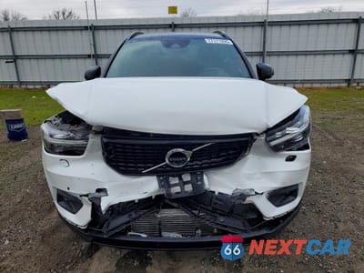 Piąte zdjęcie samochodu w środku: 2019 VOLVO XC40 T5 R-DESIGN VIN:YV4162UM9K2150611 - miniatura