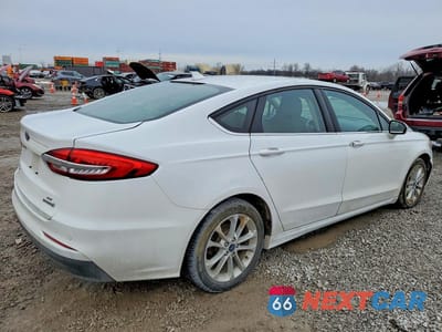 Trzecie zdjęcie samochodu z tyłu: 2019 FORD FUSION SE VIN:3FA6P0LU2KR182622 - miniatura