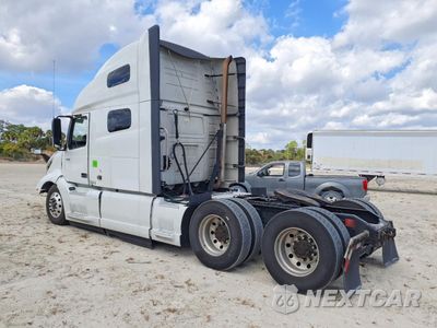 Trzecie zdjęcie samochodu z tyłu: 2020 VOLVO VNL SEMI TRUCK VIN:4V4NC9EH6LN230380 - miniatura