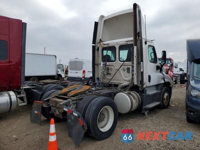 Czwarte zdjęcie samochodu z boku: 2016 FREIGHTLINER CASCADIA 125 VIN:1FUBGEDV8GLHC5773 - miniatura