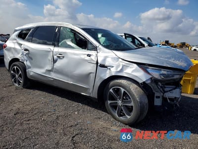 Czwarte zdjęcie samochodu z boku: 2020 BUICK ENCLAVE ESSENCE VIN:5GAERBKW2LJ163760 - miniatura