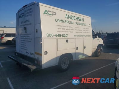 Trzecie zdjęcie samochodu z tyłu: 2022 FORD E350 UTILITY / SERVICE TRUCK VIN:1FDWE3FN9NDC20250 - miniatura