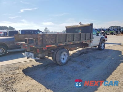 Trzecie zdjęcie samochodu z tyłu: 2006 FORD F450 SUPER DUTY FLATBED TRUCK VIN:1FDXF47P46EB27879 - miniatura