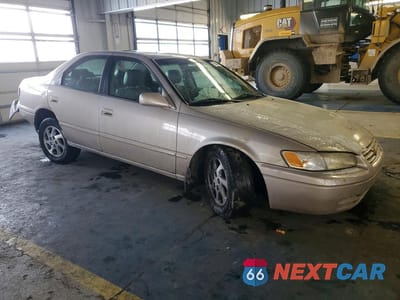 Czwarte zdjęcie samochodu z boku: 1998 TOYOTA CAMRY XLE V6 VIN:4T1BF28K1WU069169 - miniatura