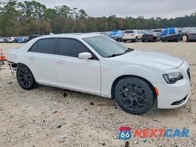 Czwarte zdjęcie samochodu z boku: 2021 CHRYSLER 300 S VIN:2C3CCABG1MH585472 - miniatura