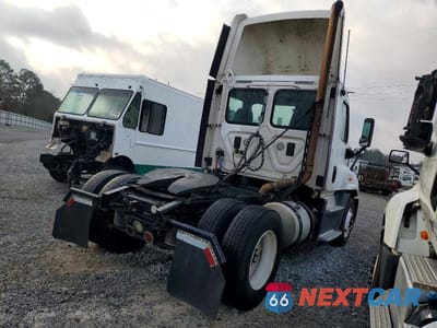 Czwarte zdjęcie samochodu z boku: 2016 FREIGHTLINER CASCADIA 125 SEMI TRUCK VIN:1FUBGEDV9GLHC5622 - miniatura