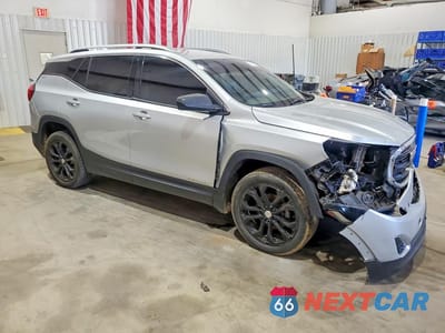 Czwarte zdjęcie samochodu z boku: 2021 GMC TERRAIN SLT VIN:3GKALVEVXML316385 - miniatura