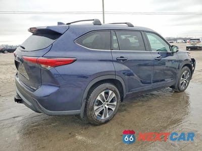 Trzecie zdjęcie samochodu z tyłu: 2022 TOYOTA HIGHLANDER XLE VIN:5TDGZRBH9NS178926 - miniatura
