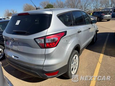 Czwarte zdjęcie samochodu z boku: 2018 FORD ESCAPE S SILVR VIN:1FMCU0F72JUD08430 - miniatura