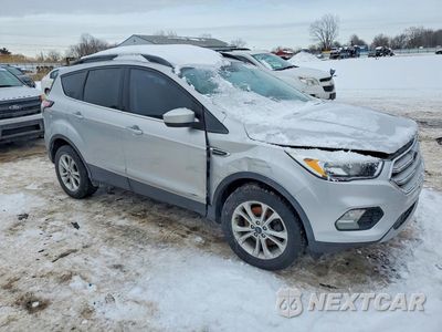 Czwarte zdjęcie samochodu z boku: 2018 FORD ESCAPE SE VIN:1FMCU9G99JUC13691 - miniatura