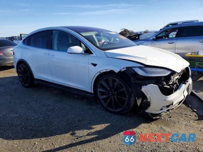 Czwarte zdjęcie samochodu z boku: 2017 TESLA MODEL X VIN:5YJXCBE24HF066771 - miniatura