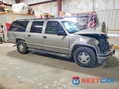 Czwarte zdjęcie samochodu z boku: 1999 CHEVROLET SUBURBAN C1500 VIN:3GNEC16R4XG250623 - miniatura