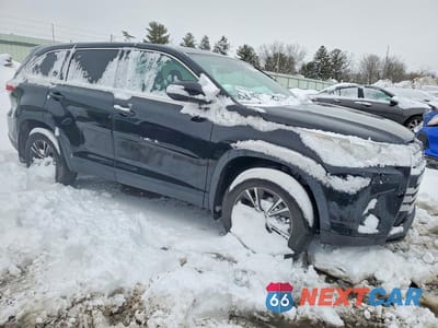 Czwarte zdjęcie samochodu z boku: 2019 TOYOTA HIGHLANDER LE VIN:5TDBZRFHXKS974987 - miniatura
