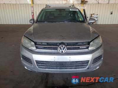 Piąte zdjęcie samochodu w środku: 2011 VOLKSWAGEN TOUAREG HYBRID VIN:WVGFG9BP5BD001253 - miniatura