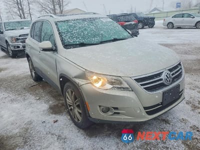 Czwarte zdjęcie samochodu z boku: 2011 VOLKSWAGEN TIGUAN S VIN:WVGAV7AXXBW539831 - miniatura