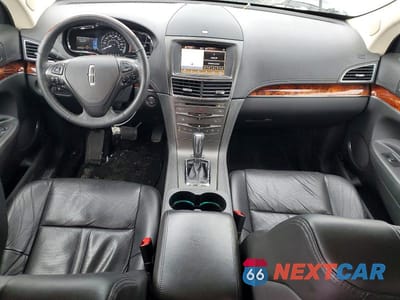 Zdjęcie 8 z 13 samochodu: 2019 LINCOLN MKT VIN:2LMHJ5AT5KBL03878 - miniatura