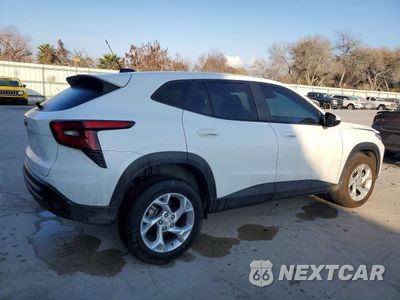 Trzecie zdjęcie samochodu z tyłu: 2025 CHEVROLET TRAX LS VIN:KL77LFEP8SC038590 - miniatura