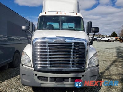 Zdjęcie 9 z 10 samochodu: 2015 FREIGHTLINER CASCADIA SEMI TRUCK VIN:1FUBGEDV8FLGH4743 - miniatura