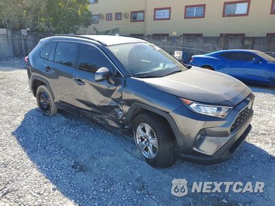 Czwarte zdjęcie samochodu z boku: 2021 TOYOTA RAV4 XLE VIN:2T3W1RFV1MC123551 - miniatura