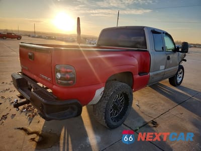 Trzecie zdjęcie samochodu z tyłu: 2000 CHEVROLET SILVERADO K1500 VIN:1GCEK19TXYZ300610 - miniatura