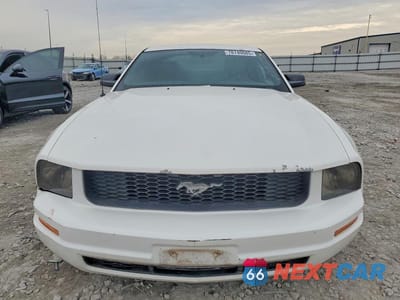 Piąte zdjęcie samochodu w środku: 2005 FORD MUSTANG VIN:1ZVFT80N055191101 - miniatura